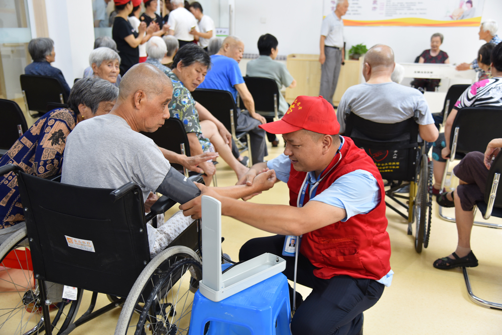 夏日送清凉，情满敬老院——地产集团党团员志愿者爱心慰问老年公寓